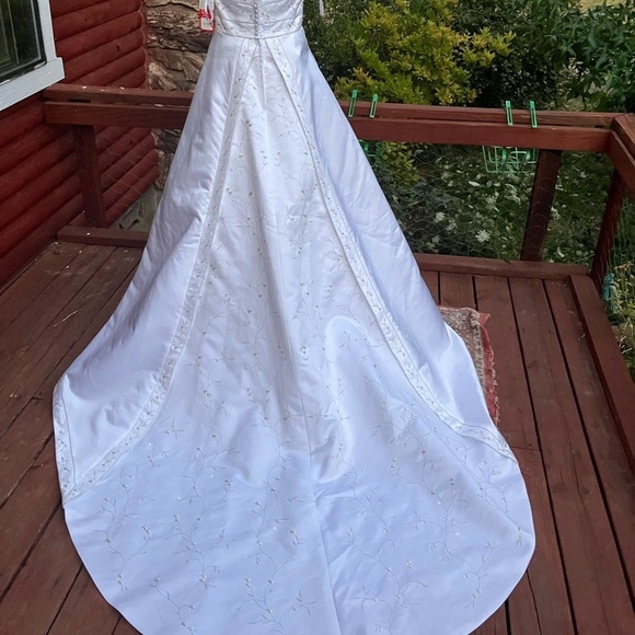 Halter style beaded wedding dress NWT Moonlight size 10 - Picture 1 of 10